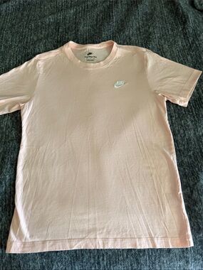 Nike Men’s Light Pink Crew Neck T-Shirt with White Logo